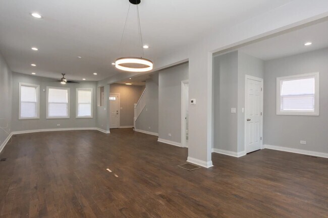 Building Photo - 6615 S Honore St