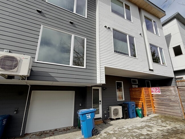 Building Photo - Modern 3-Level Townhome (2020) with Private Garage, Roof Deck & A/C