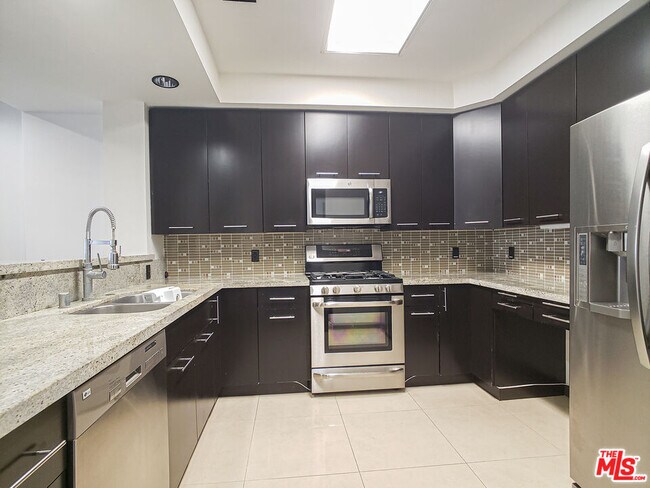 Building Photo - 520 S Kingsley Dr