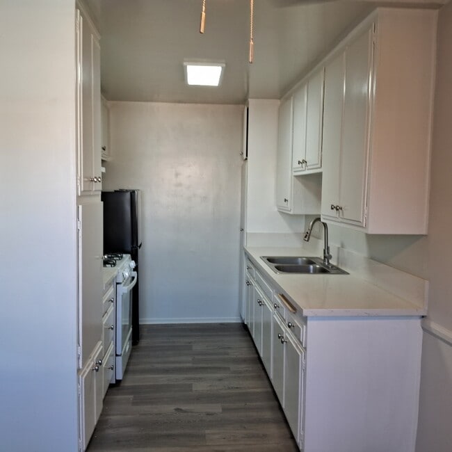 Building Photo - 4475 Rosewood Ave
