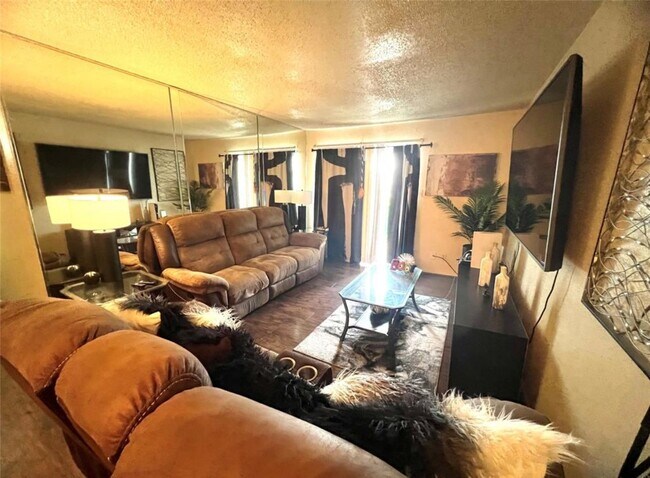 Foto del edificio - 2830 S Bartell Dr
