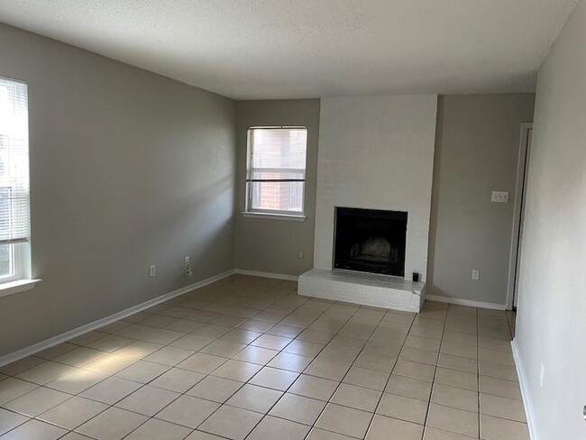 Building Photo - 8401 Colony Loop Dr