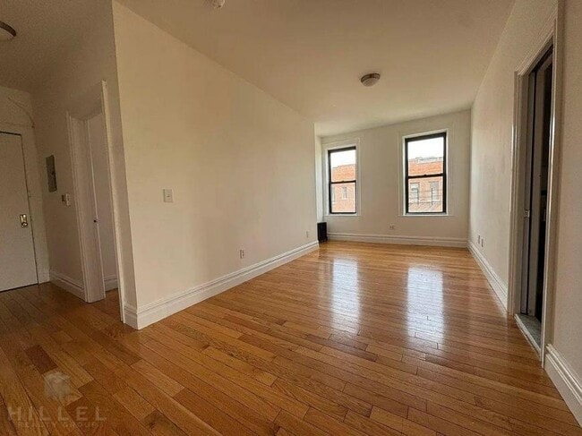 Foto del edificio - 3 bedroom in ASTORIA NY 11105