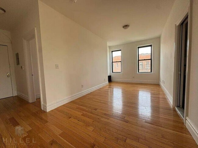 Building Photo - 3 bedroom in ASTORIA NY 11105