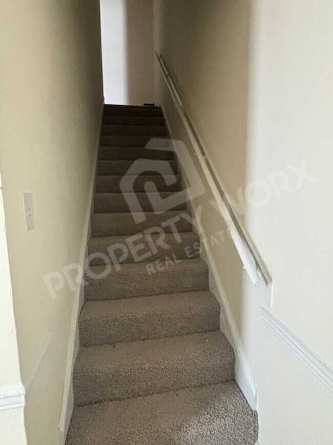 Building Photo - 2 Bedroom, 1.5 Bath Town Home in Sharpsbur...