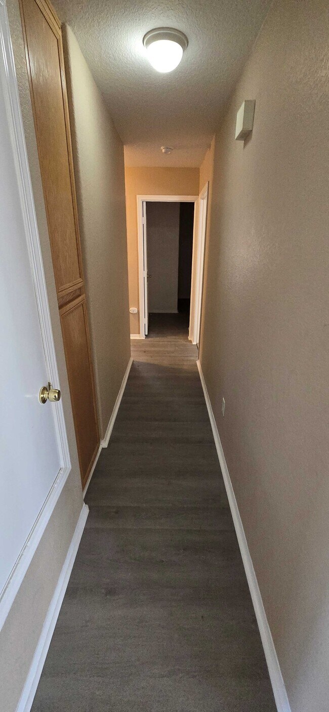 Building Photo - 43627 6th St E