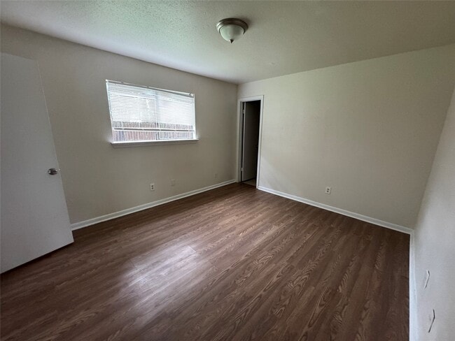 Foto del edificio - 3229 Hirschfield Rd