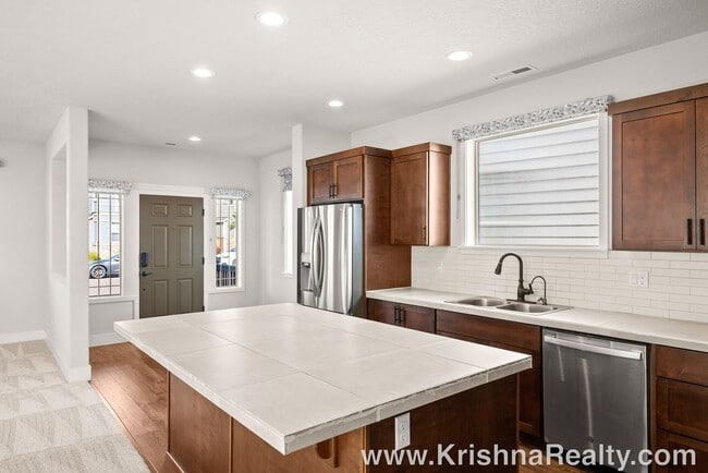 Building Photo - Beautiful 4 BD* 2.5 BA* Single Family Home...
