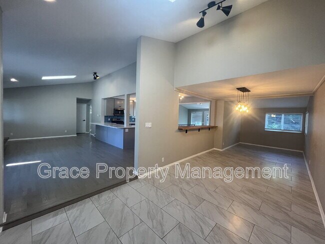 Foto del edificio - 4890 E Kansas Dr