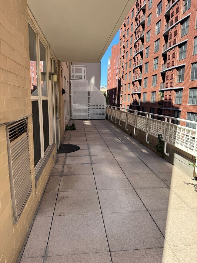 Building Photo - Spacious One Bedroom Plus Den W/MASSIVE Pr...