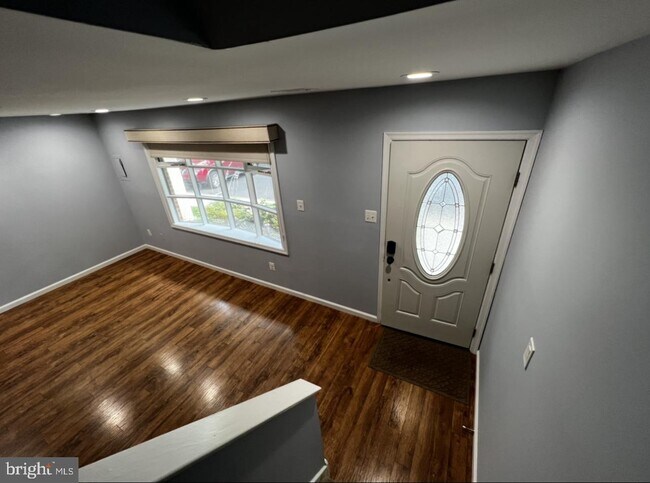 Building Photo - 302 Woodside Cir