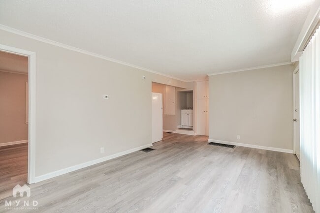 Building Photo - 2389 Hiawatha Park Dr
