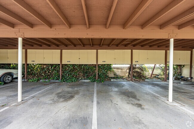 Aparcamiento - Foothill Terrace
