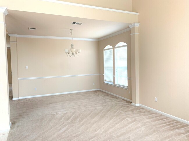 Foto del edificio - Two story home on large lot in the Ridge a...