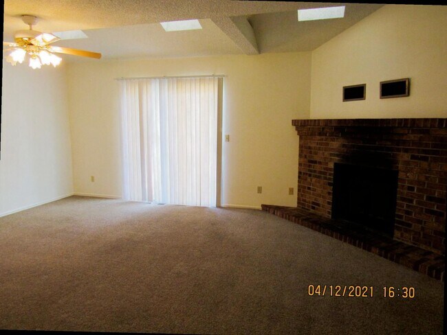 Foto del edificio - 375 Wildrose Lane