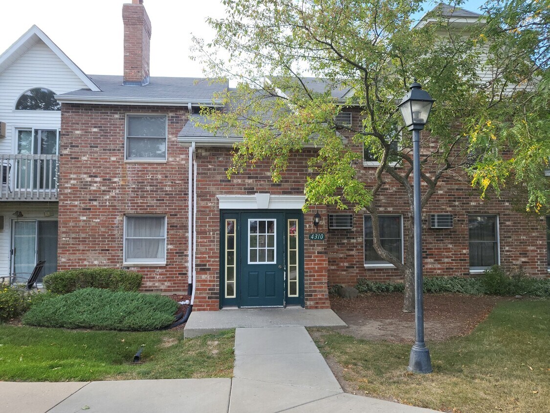 4310 W Shamrock Ln Unit 1C, McHenry, IL 60050 Condo for Rent in