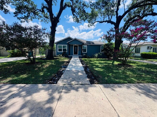 Foto del edificio - Beautiful, fully remodeled 3 bedroom, 2 ba...