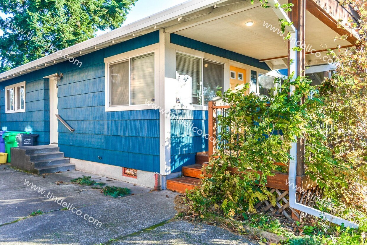 Primary Photo - Updated Home One Block from Alberta. Lots ...