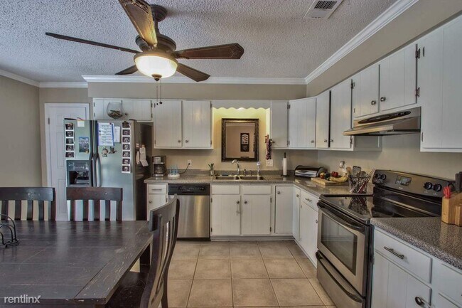 Building Photo - Beautiful 3/2 single family home