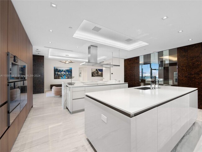 Building Photo - 17901 Collins Ave