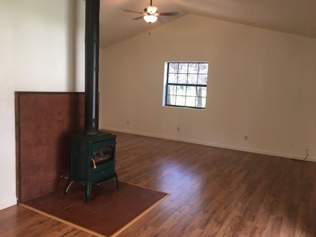 Building Photo - 18601 Country Ln