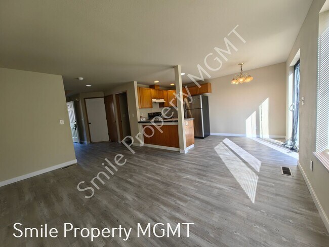 Foto del edificio - Recently updated New LVP Flooring, New Interior Painting, New Refrigerator.