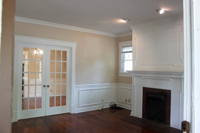 Building Photo - Bungalow Home Near Historic Area of Downtown