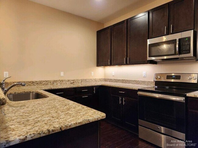 Foto del edificio - 5643 Arbor Chase Dr