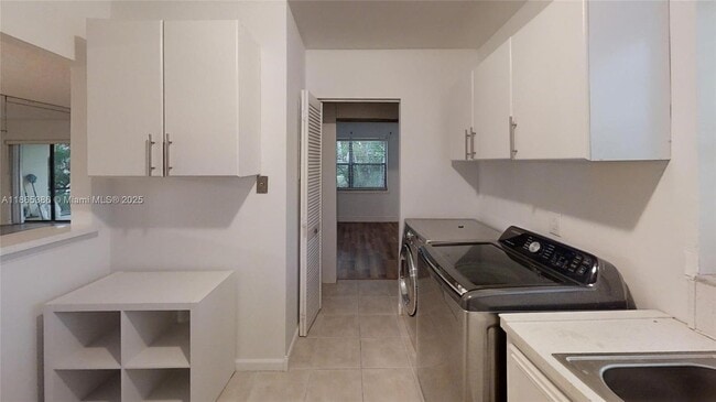 Building Photo - 301 N Pine Island Rd