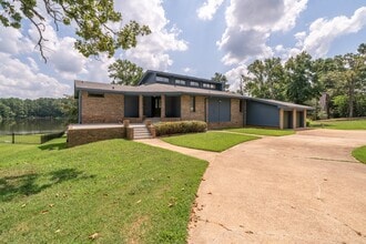 Building Photo - 830 Forest Lake W
