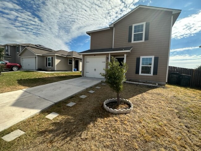 Building Photo - Nice 3 Bedroom, 2.5 Bath Home in Luckey Ra...