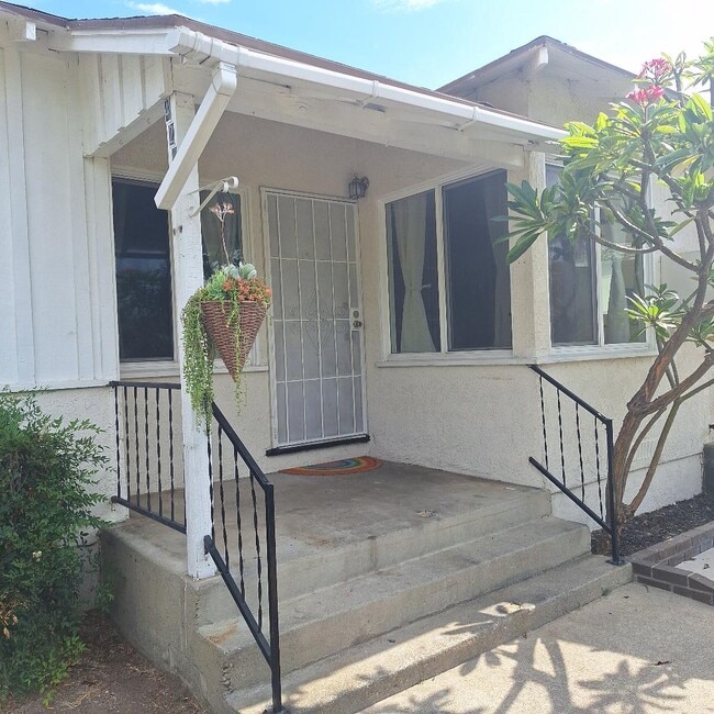 Building Photo - 420 N Alameda Ave
