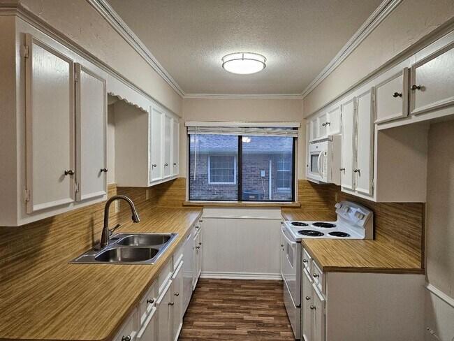 Foto del edificio - Three bedroom and two bathroom nicely remodeled with new flooring. Large wood fenced backyard