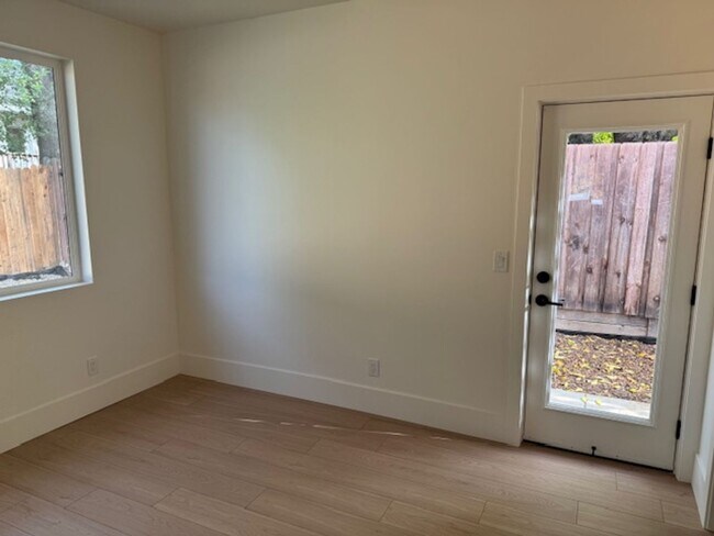 Foto del edificio - 677 Whyte Ave