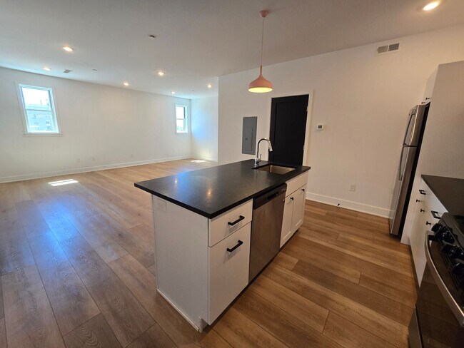 Building Photo - Modern Large 1 BED 1.5 BATH in Port Richmond!