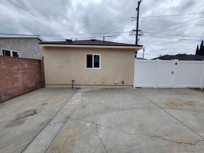 Foto del edificio - 13420 Harvest Ave