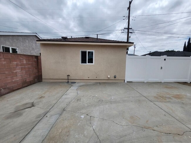 Building Photo - 13420 Harvest Ave