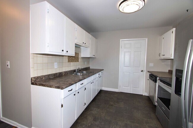 Building Photo - 4 Bed 2 Bath House for Rent