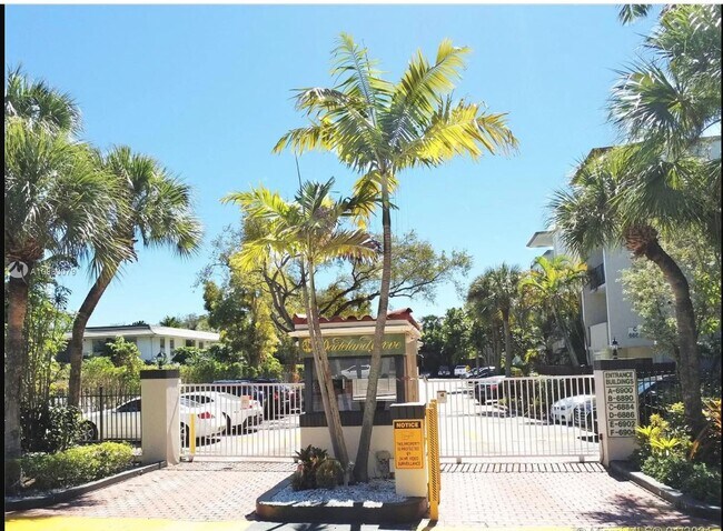 Foto del edificio - 6904 N Kendall Dr