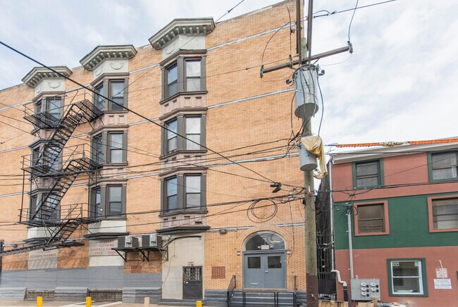 Building Photo - 1338 W Girard Ave