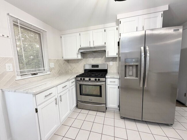 Foto del edificio - 221 Meadows End Rd