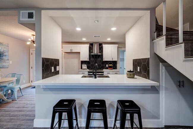 Foto del edificio - 5001 Cottonwood Cir