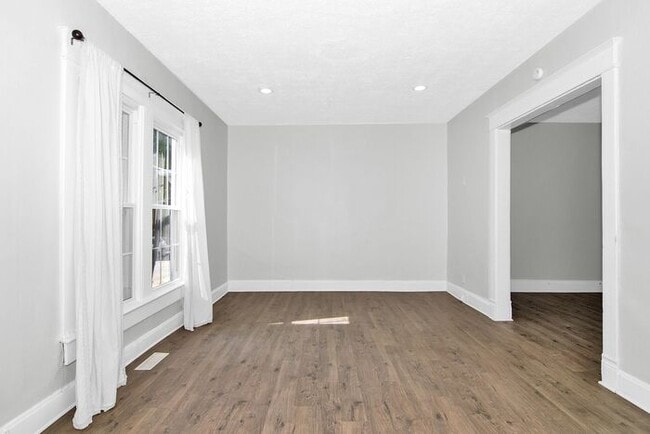 Building Photo - Classic Remodeled Townhome in Windsor Park