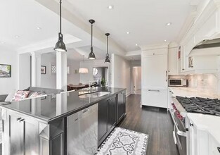 Building Photo - 7039 San Pedro Ave