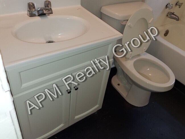 Building Photo - Two bedroom apartment off Harden Street - First Month 50% off