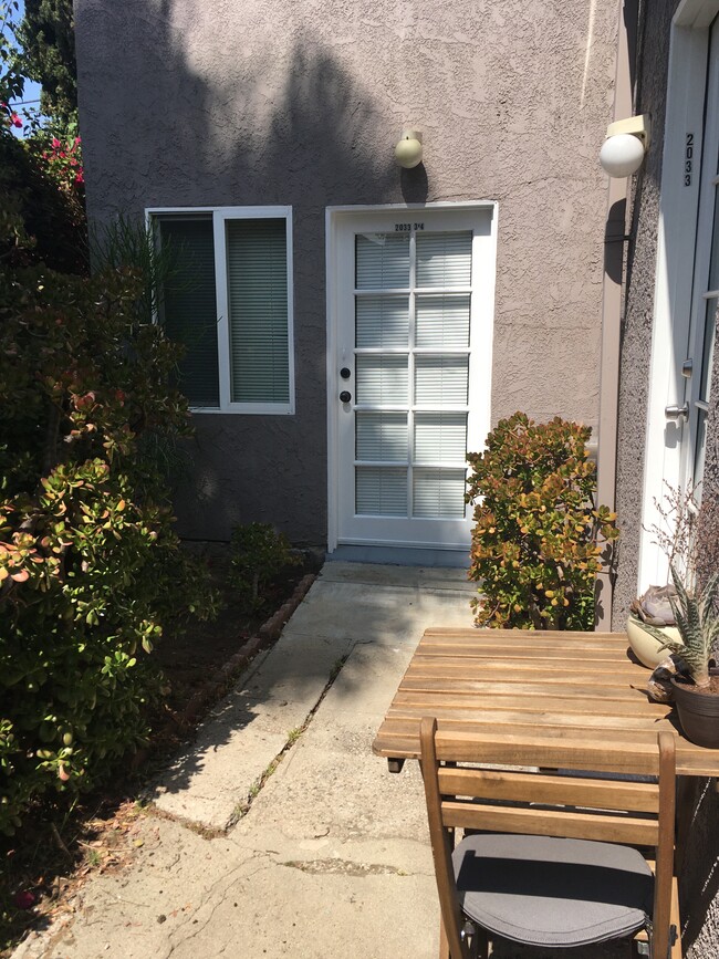 Building Photo - 2033 N Vista del Mar Ave