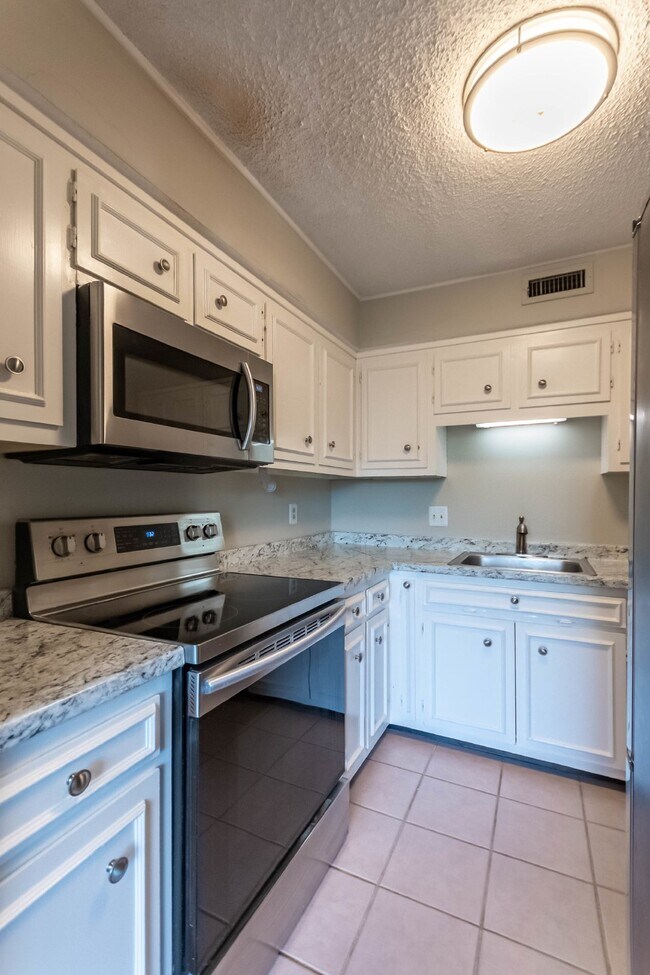 Building Photo - Fantastic, Convenient Brentwood Location! ...