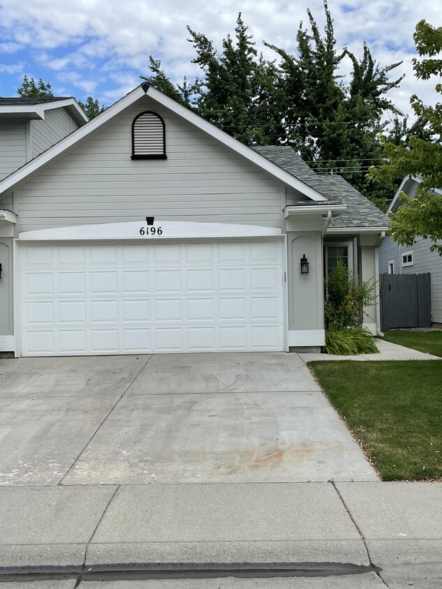 Foto principal - 6196 W Villa Park St