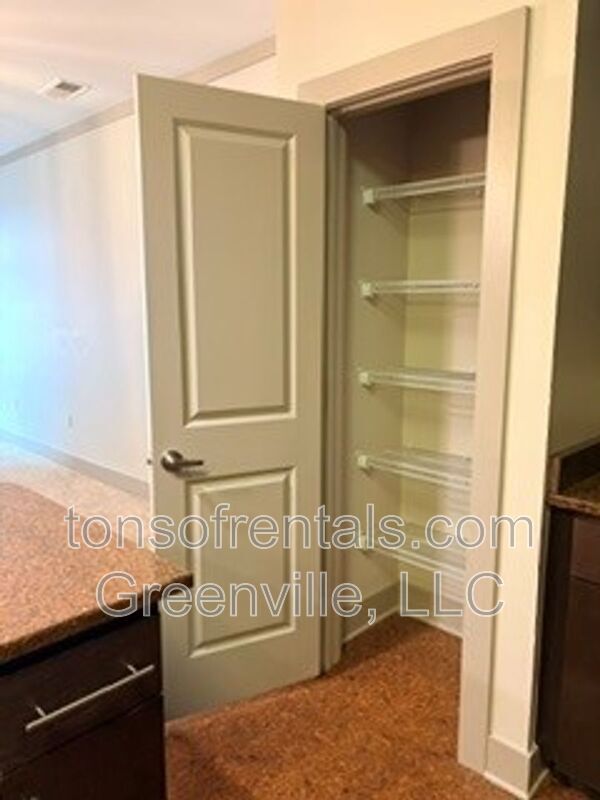 Foto del edificio - 98 E McBee Ave.