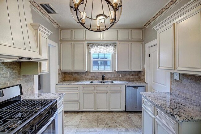 Building Photo - 406 Naples - 3/Bed 2/Bath - $1995/mo